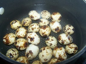 Starting to boil the quail eggs