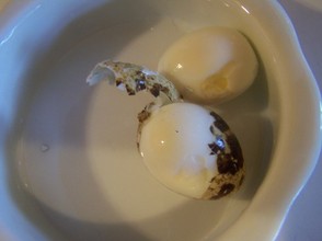 Peeling quail eggs
