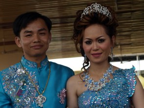 Dress in traditional Khmer bridal outfits