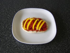 Yellow pepper and tomato is laid on the pitta bread