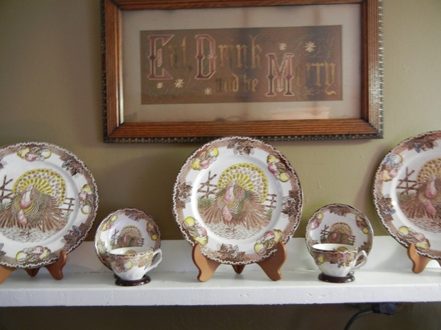 Display Your Thanksgiving Plates throughout the Fall Season