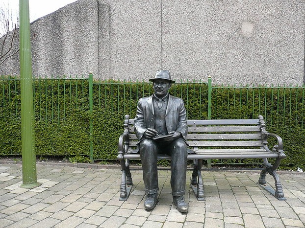 Memorial to L S Lowry