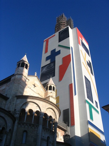 screen by Mimmo Paladino (born Dec 18, 1948) hid scaffolds during renovations Dec 2007-Sept 2011 to Modena's famed belltower