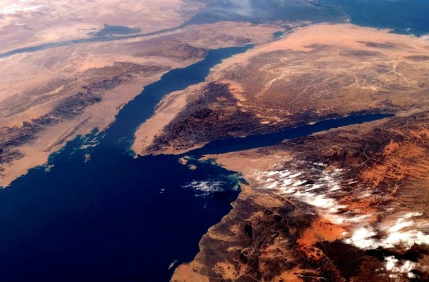Red Sea forks at Sinai Peninsula into Gulf of Suez (left) and Gulf of Aqaba (right); Nov. 3, 2007, image by ISS Expedition 16