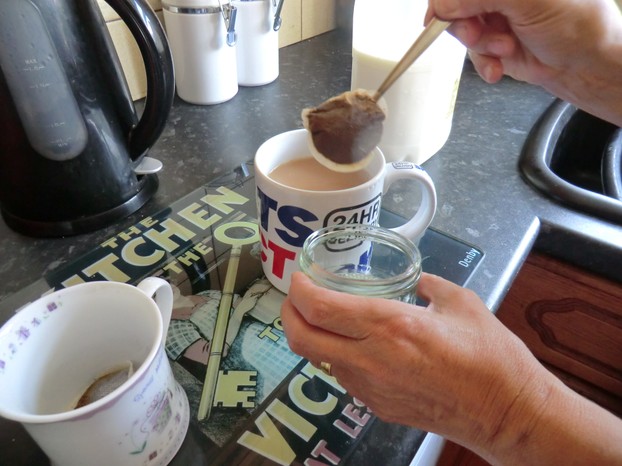 Image: Briton making tea takes out the tea-bag