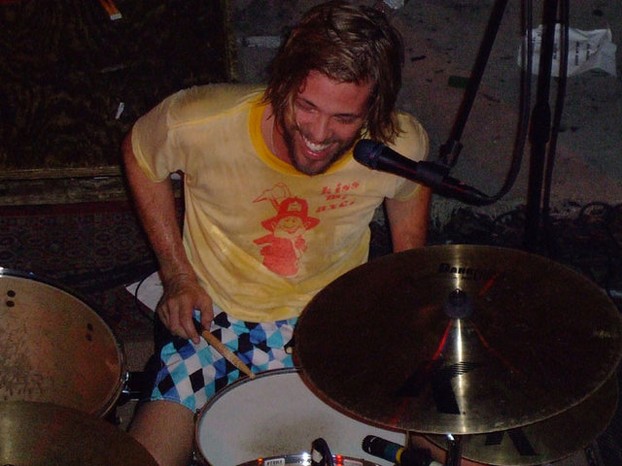 Taylor Hawkins performing in Philadelphia with the Coattail Riders.