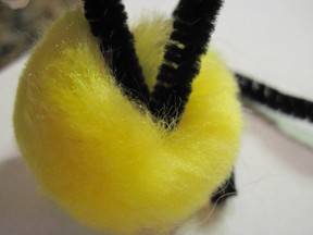 Add legs to Pom pom bee