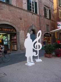 Puccini silhouette outside Museum