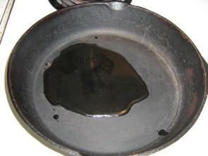 Oil heating cast-iron pan