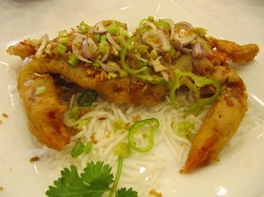 Soft shell crab with curry, peppers and onion