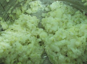 When the rice cooled, add the cheese and onion. Combine well to ensure that all the ingredients are equally distributed.