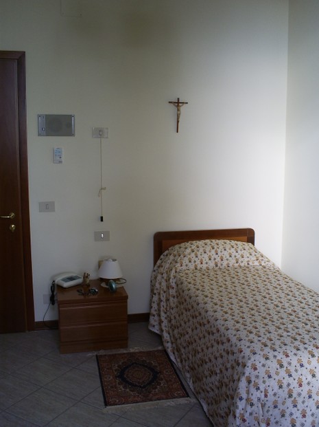 A simple bed in Convent Emilia de Vialar