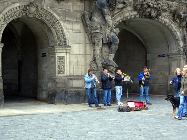 Buskers Play in Schloss Platz