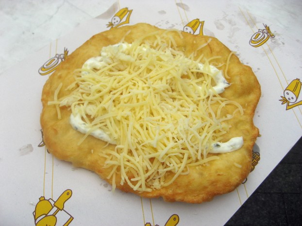 langoš se sýrem a tatarkou