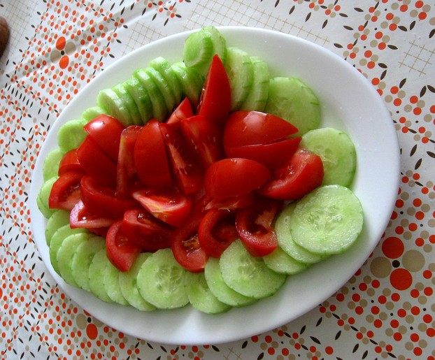 nakrájená rajčata a salátová okurka