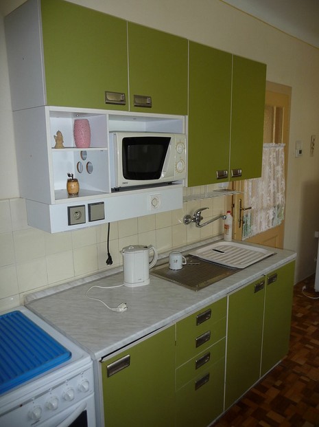 Zelená kuchyňská linka (Green kitchen cabinet)