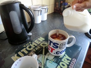 Image: Briton pours milk into a mug of tea