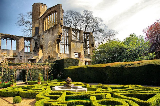 Knot Garden's design inspired by Elizabeth I's dress in An Allegory of the Tudor Succession (ca. 1590); South Hall, Sudeley Castle