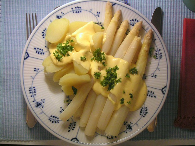 typical serving of spargel with Hollandaise sauce and potatoes
