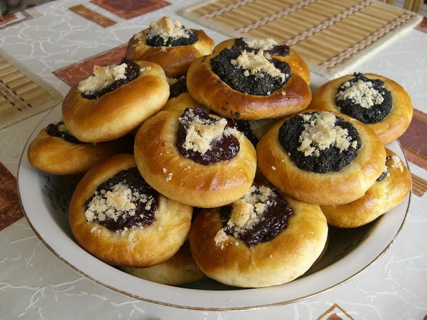 Tradiční české koláčky - makové a povidlové, Česká republika (Koláčky - czech sweet bread with plum jam or poppy seeds)