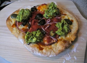 "Mexican" pizza with guacamole