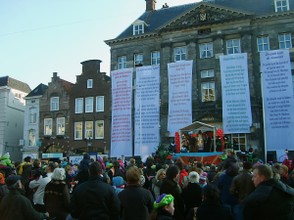 Sinterklaas welcomed by the mayor at city hall in front of a crowd