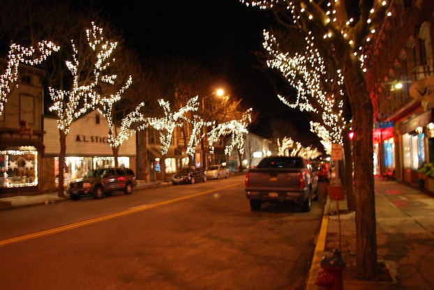 Rhinebeck decorated for Christmas