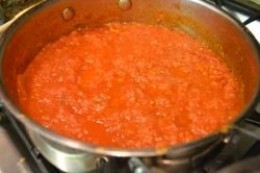 Tomato sauce with red wine
