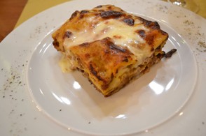 Baked lasagna with meat sauce.