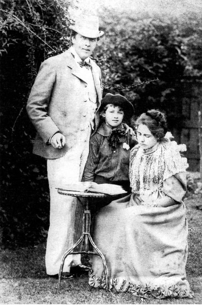oscar-wilde-with-wife-and-son