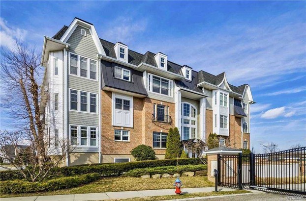 Meadowbrook Pointe NY Apartments