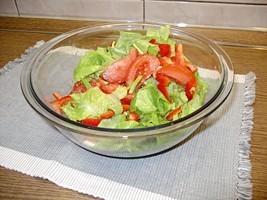 Romanian lettuce, tomato, green onion salad