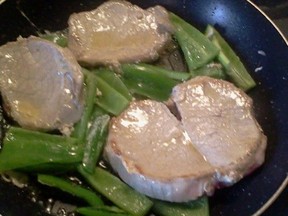 Reduce-priced boneless pork chops (with green peppers)
