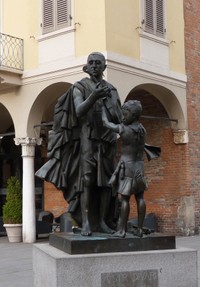 Stradivari Statue in Piazza