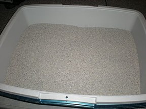 Cat litter in box by CambridgeBayWeather, (CC BY-SA 3.0)